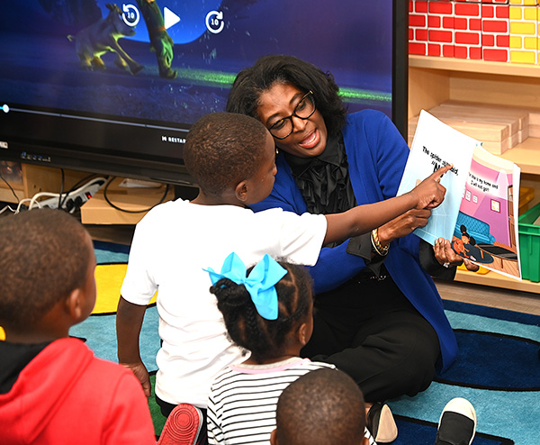 Image of First Lady Scott with children